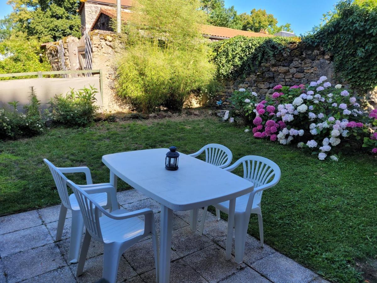 Gites Le Vieux Vinzelles Volvic Bagian luar foto