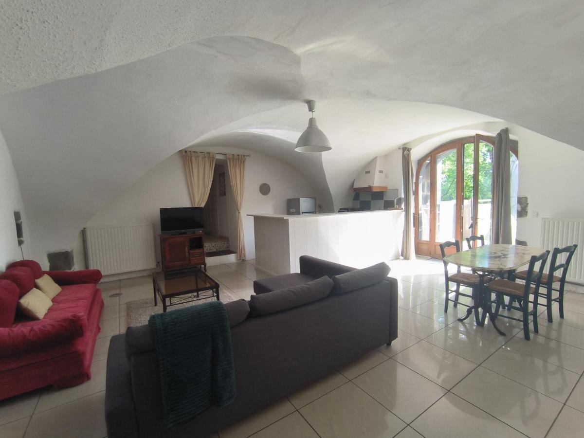 Gites Le Vieux Vinzelles Volvic Bagian luar foto