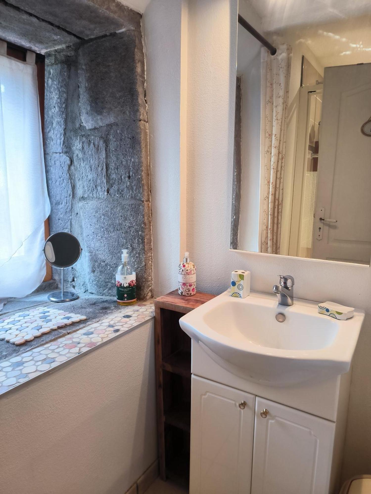 Gites Le Vieux Vinzelles Volvic Bagian luar foto